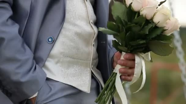 Groom with bride's bouquet — Stock Video