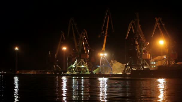 在晚上的货物侧端口 — 图库视频影像