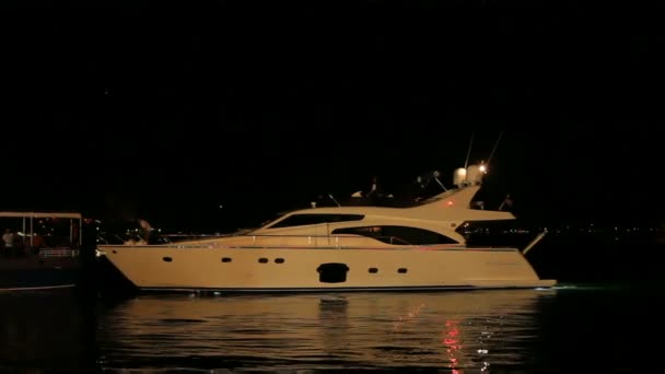 一艘游艇在晚上 — 图库视频影像