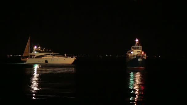Barcos en un puerto — Vídeos de Stock