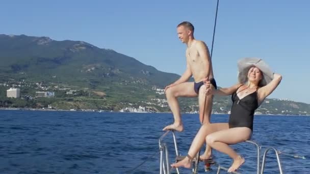 Dykning från en yacht — Stockvideo