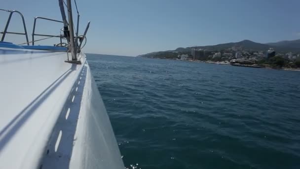 Jacht w morzu — Wideo stockowe