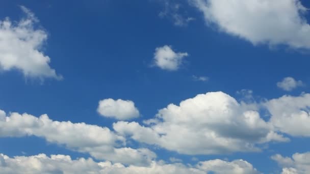 Wolken bewegen sich am Himmel — Stockvideo