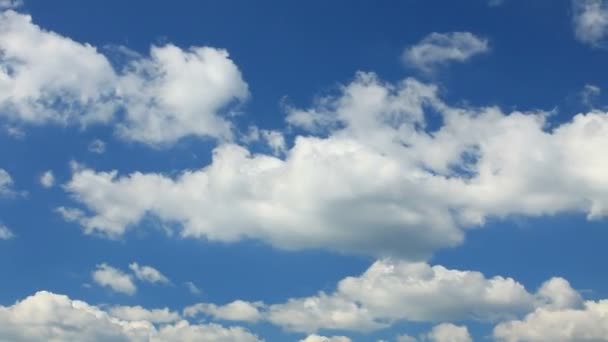 Witte wolken in de lucht — Stockvideo