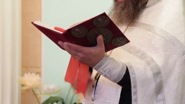 Santo ritual. Santo padre lleva a cabo un ritual de la iglesia . — Vídeo de stock