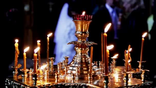 Багато свічок лит поруч із християнського Хреста. — стокове відео