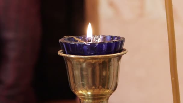 Viele Kerzen brennen neben dem Christenkreuz. — Stockvideo