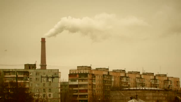 Fabrikrohr dampft in der Stadt. — Stockvideo
