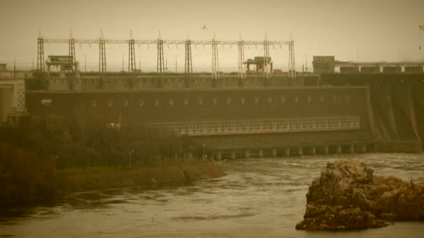 Dam в промислове місто — стокове відео