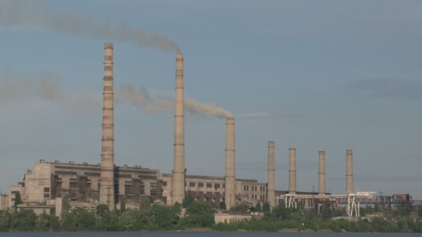 Planta com tubos grandes . — Vídeo de Stock