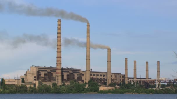 En fabrik nær en dam – Stock-video