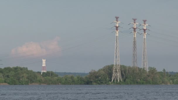 Elektromos hálózatról egy tó közelében — Stock videók