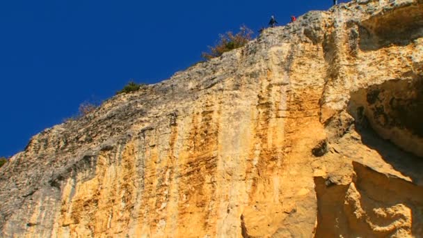 Un homme sur une corde — Video