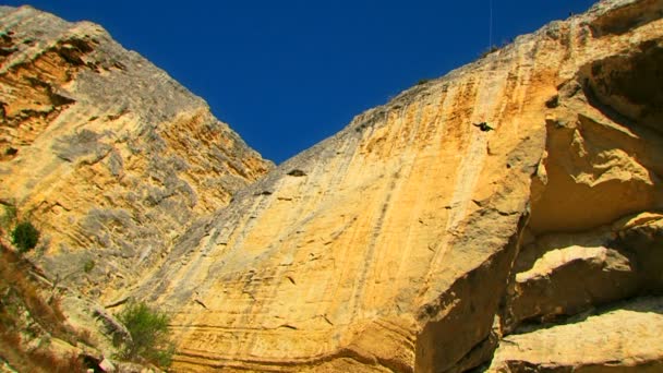 Sprung von einer Klippe — Stockvideo