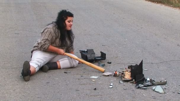 Femme avec une batte de baseball — Video