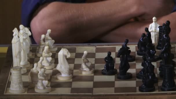 Playing chess — Stock Video