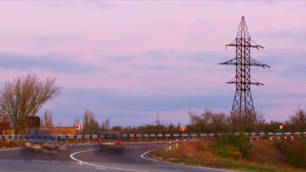 Snelweg bij zonsondergang — Stockvideo