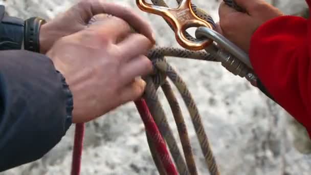 Voorbereiding van veiligheidsuitrusting — Stockvideo