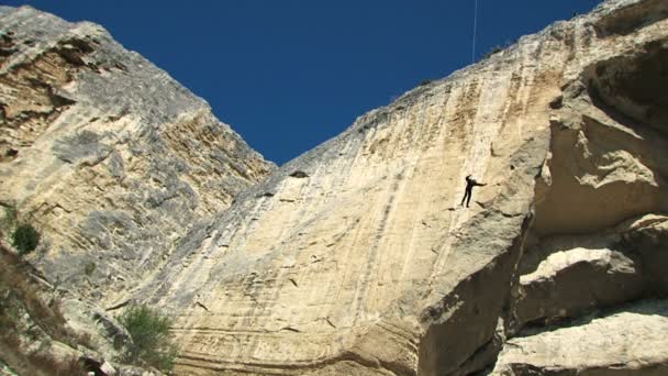 Sturz von einer Klippe — Stockvideo