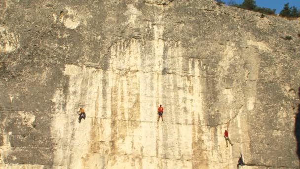 Альпинисты на скале — стоковое видео