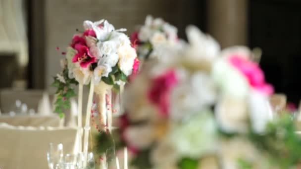 Flores en el restaurante — Vídeos de Stock