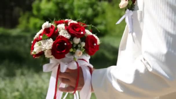 Buquê de noivas e noivas — Vídeo de Stock