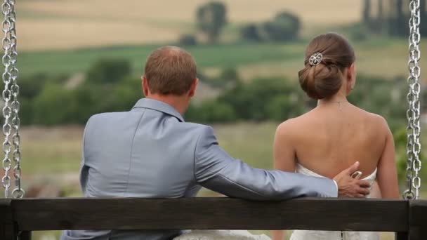 Recém-casados abraçando uns aos outros — Vídeo de Stock