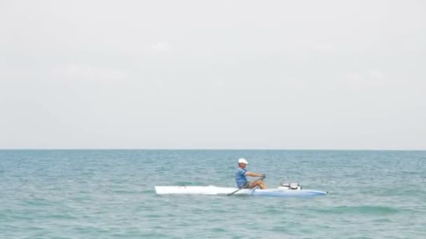 Kayak boat in the sea — Stock Video