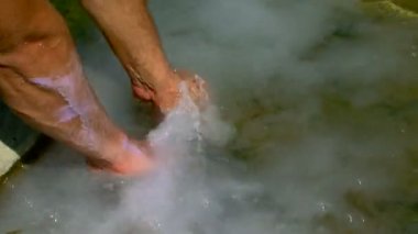 bir adamın vahşi bir nehir yıkar.