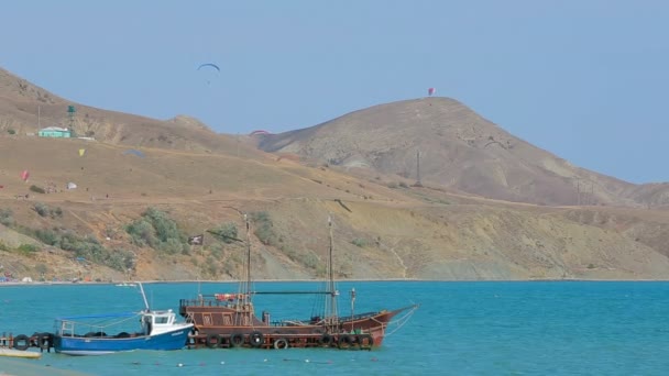 Αλεξίπτωτα πλαγιάς κοντά στη θάλασσα — Αρχείο Βίντεο