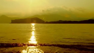 gün batımında denize