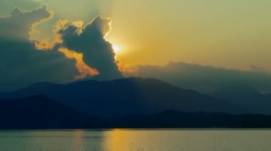 Gün batımında deniz manzarası