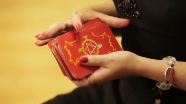 Taro balíček v rukou ženy — Stock video