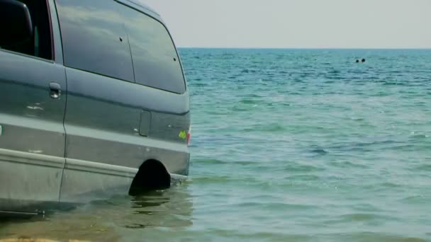 Coche en el agua — Vídeos de Stock