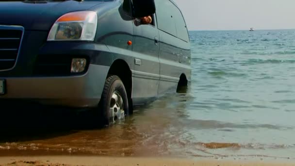 Ein Auto im Meer — Stockvideo