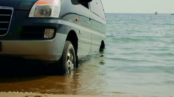 Bil på stranden — Stockvideo