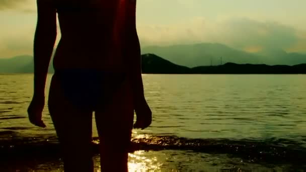 Young girl on the beach — Stock Video