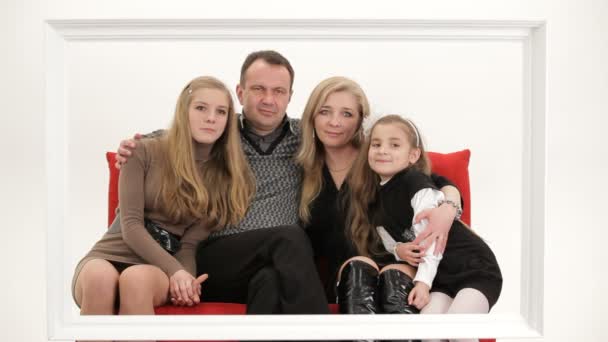 Een familie poseren voor een foto. familie foto. — Stockvideo