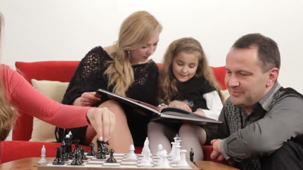 Father playing chess with his daughter. Playing chess. — Stock Video