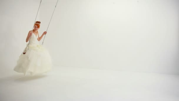 新娘骑在秋千上 — 图库视频影像