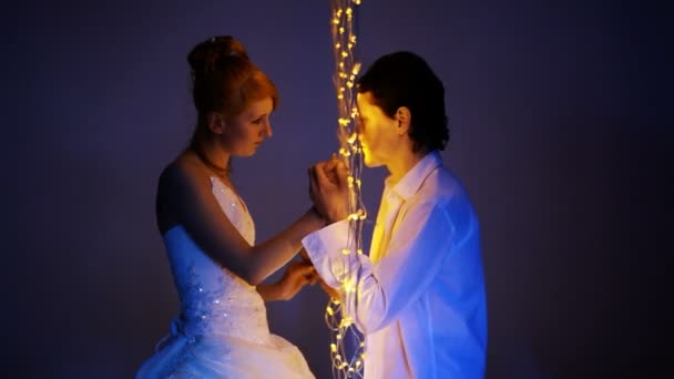 Brudgummen och bruden — Stockvideo