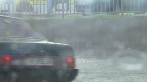 Аномально сильный град и дождь в городской местности — стоковое видео