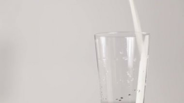 Şampanya bardağa dökülür.