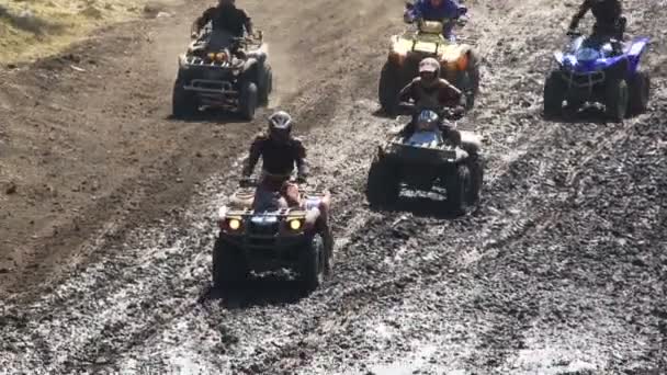 Simferopol, ukraine - 2. Juli: Oldtimer nehmen am ersten Cup der Krim "prohvat derby" (extremes Auto-Derby) teil, 2. Juli 2010, simferopol, Krim, Ukraine. — Stockvideo