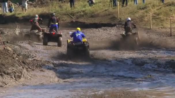 Simferopol, Ukrajina - 2. července: veteránů účastnit první šálek Krym "prohvat derby" (extrémní auto derby), 2 července 2010, simferopol, Krym, Ukrajina. — Stock video