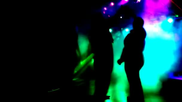 Um casal divertido na discoteca. dançando em uma discoteca onde há um belo show a laser . — Vídeo de Stock