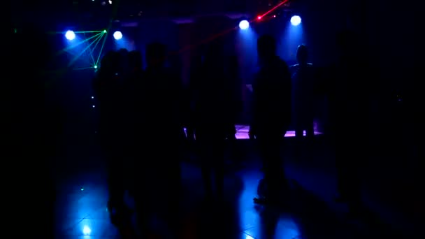 Una pareja divertida en la discoteca. bailando en una discoteca donde hay un hermoso espectáculo de láser . — Vídeo de stock