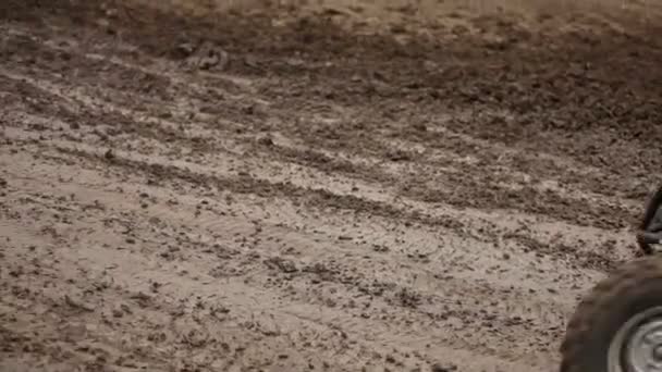 Simferopol, Oekraïne - 2 juli: mini buggy's deelnemen aan de eerste cup van de Krim "prohvat derby" (extreme auto derby), 2 juli 2010, simferopol, de Krim, Oekraïne. — Stockvideo