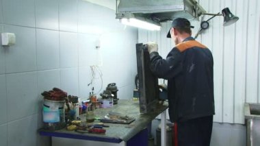 makinist onun iş ile meşgul