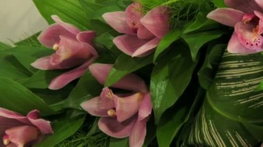 Kazablanka lilyum ve kırmızı gül buketi. iki el silah sesi